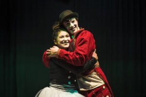 Cia Lisi Berti promove brechó e apresenta espetáculo que irá a Festival no Peru