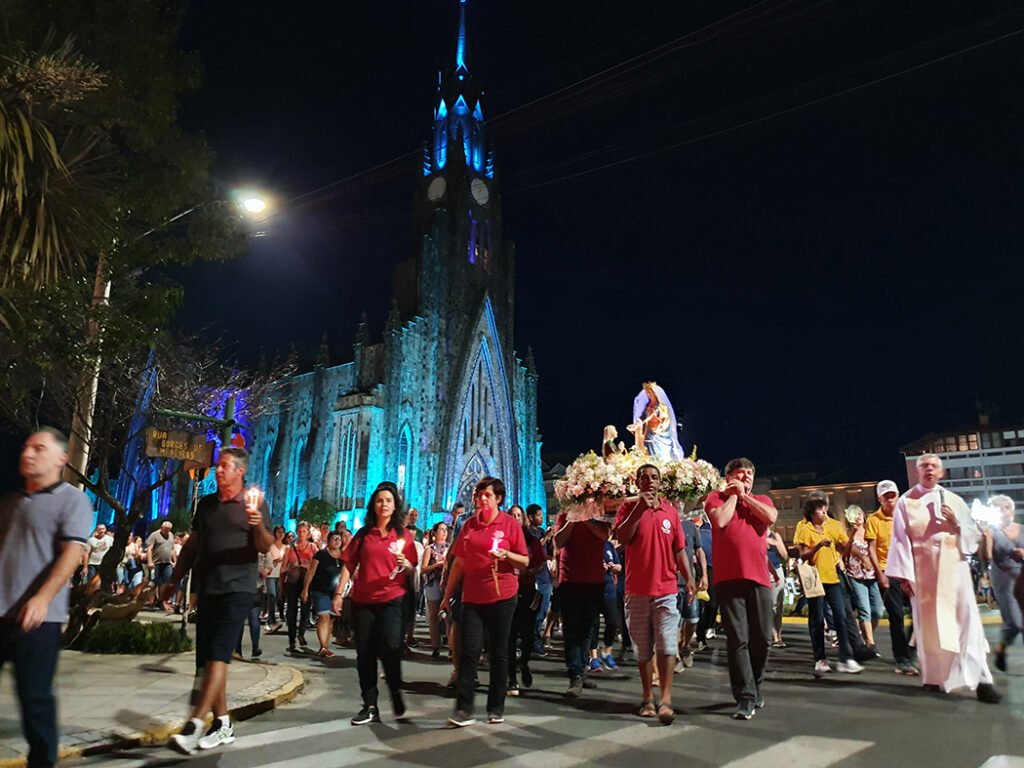 Procissão Luminosa foi o primeiro evento da Romaria e Festa de Nossa Senhora de Caravaggio em Canela