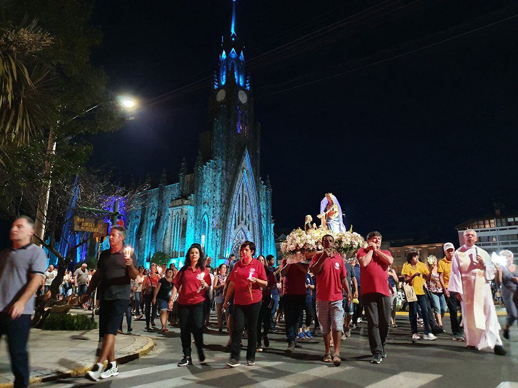 Procissão Luminosa foi o primeiro evento da Romaria e Festa de Nossa Senhora de Caravaggio em Canela