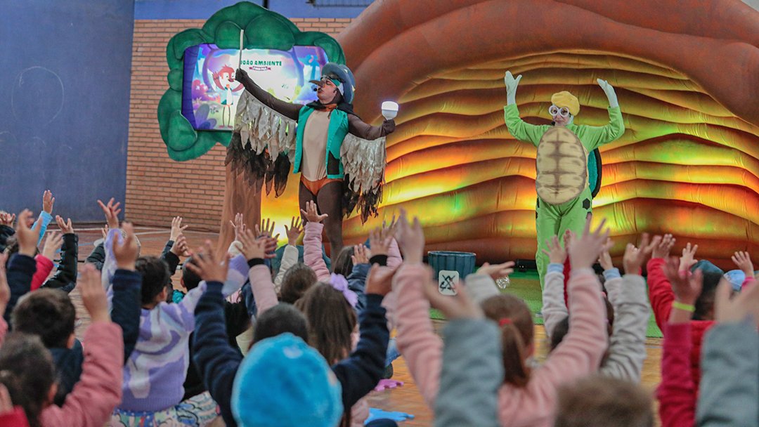 Com foco em sustentabilidade e meio ambiente, teatro itinerante diverte e ensina crianças