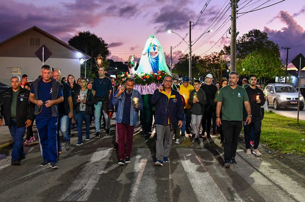 Com o caminho iluminado por velas, ocorreu, em Canela, a procissão Luminosa