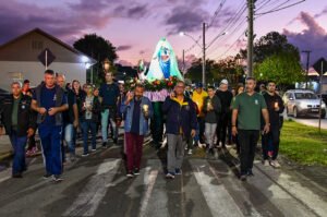 Com o caminho iluminado por velas, ocorreu, em Canela, a procissão Luminosa