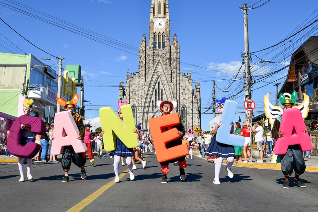 Alunos do Centro Social Padre Franco fazer bonito na Paradinha da Páscoa em Canela