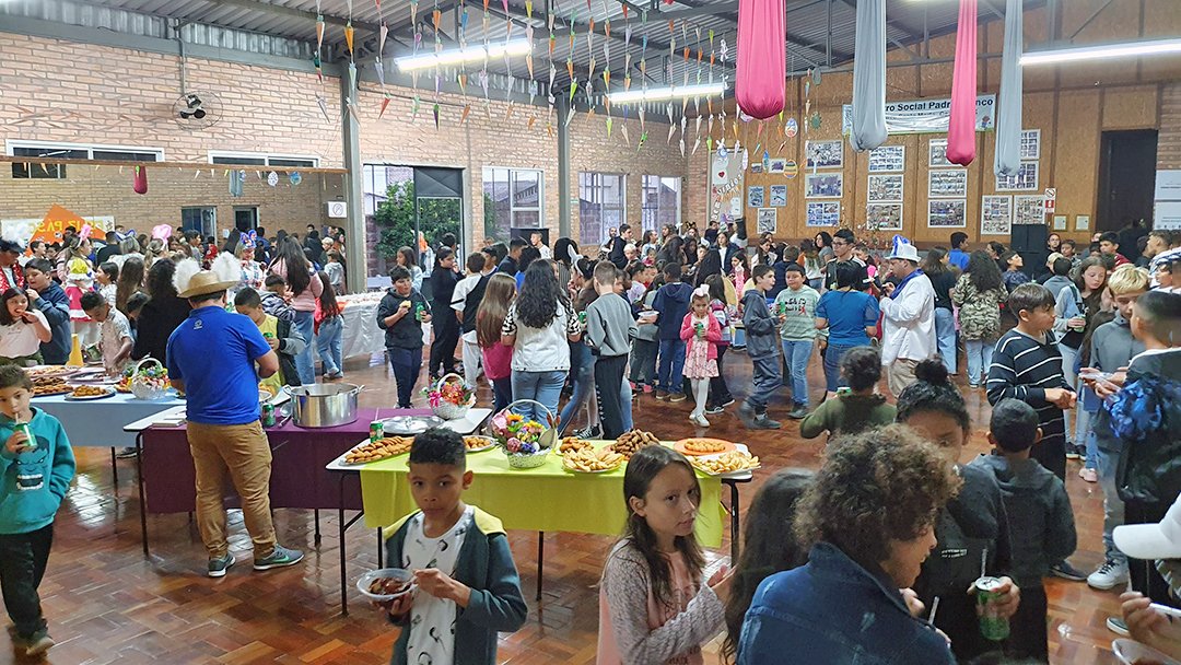 Festa de Páscoa encanta as crianças no Centro Social Padre Franco