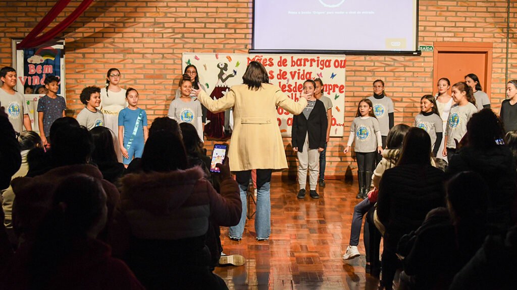 Homenagens e fortes emoções são protagonizadas pelos alunos do Centro Social Padre Franco