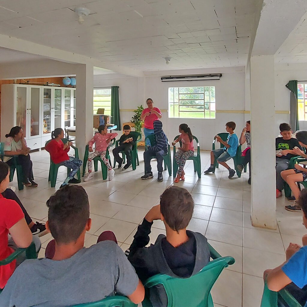 Teatro de bonecos fez parte de capacitação em escola da zona rural de Canela