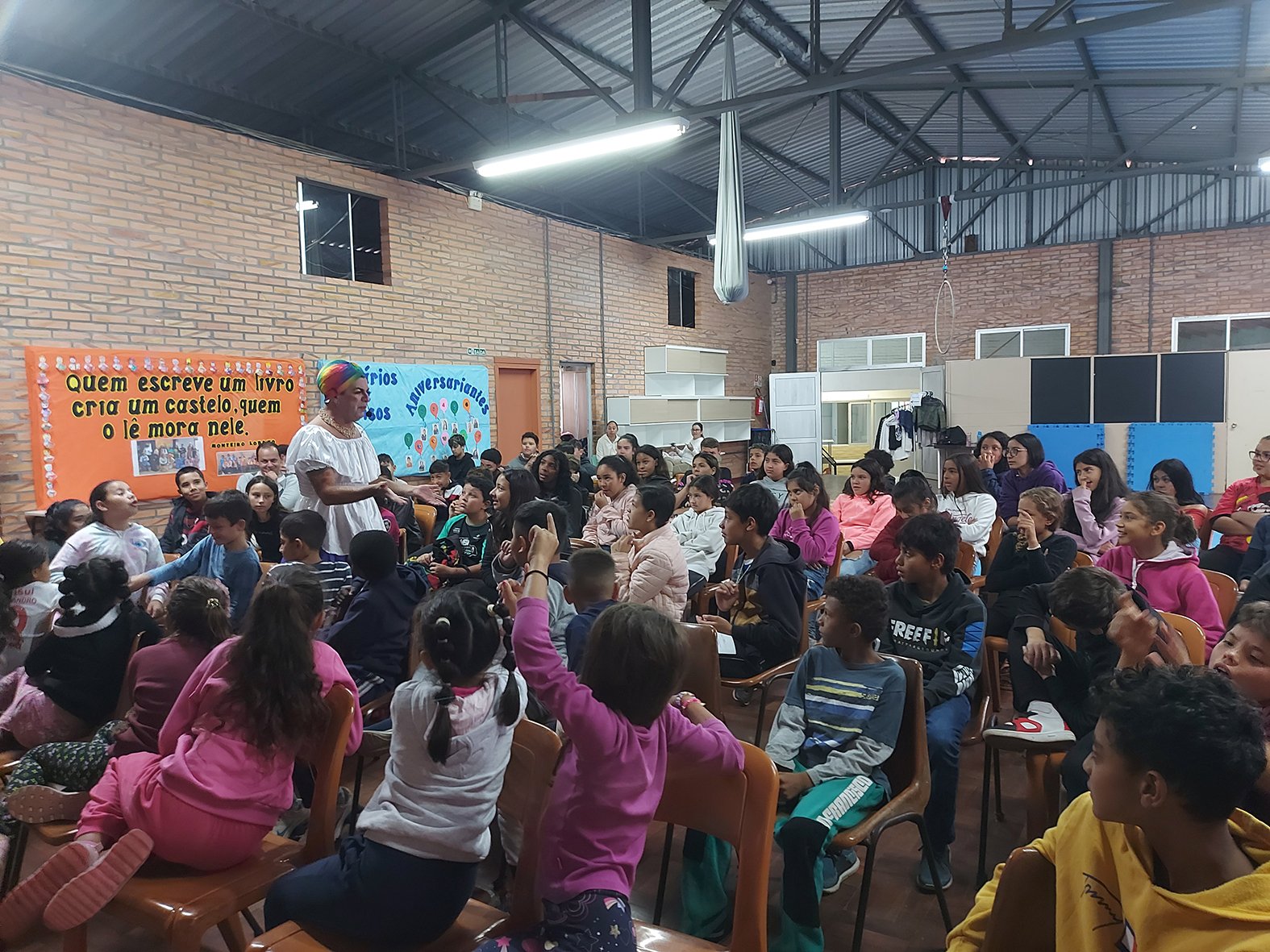 Bonecando nos bairros encantou as crianças alcançadas