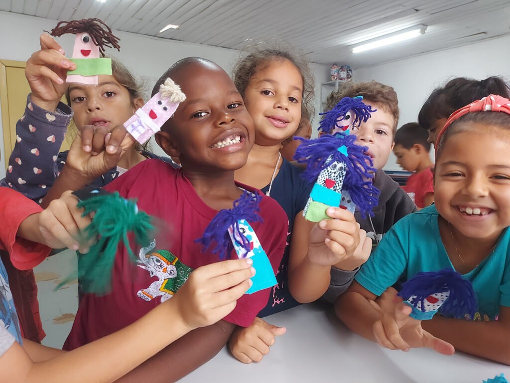 Bonecando nos bairros encantou as crianças alcançadas