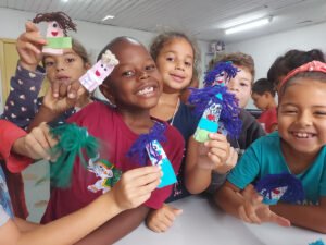 Bonecando nos bairros encantou as crianças alcançadas