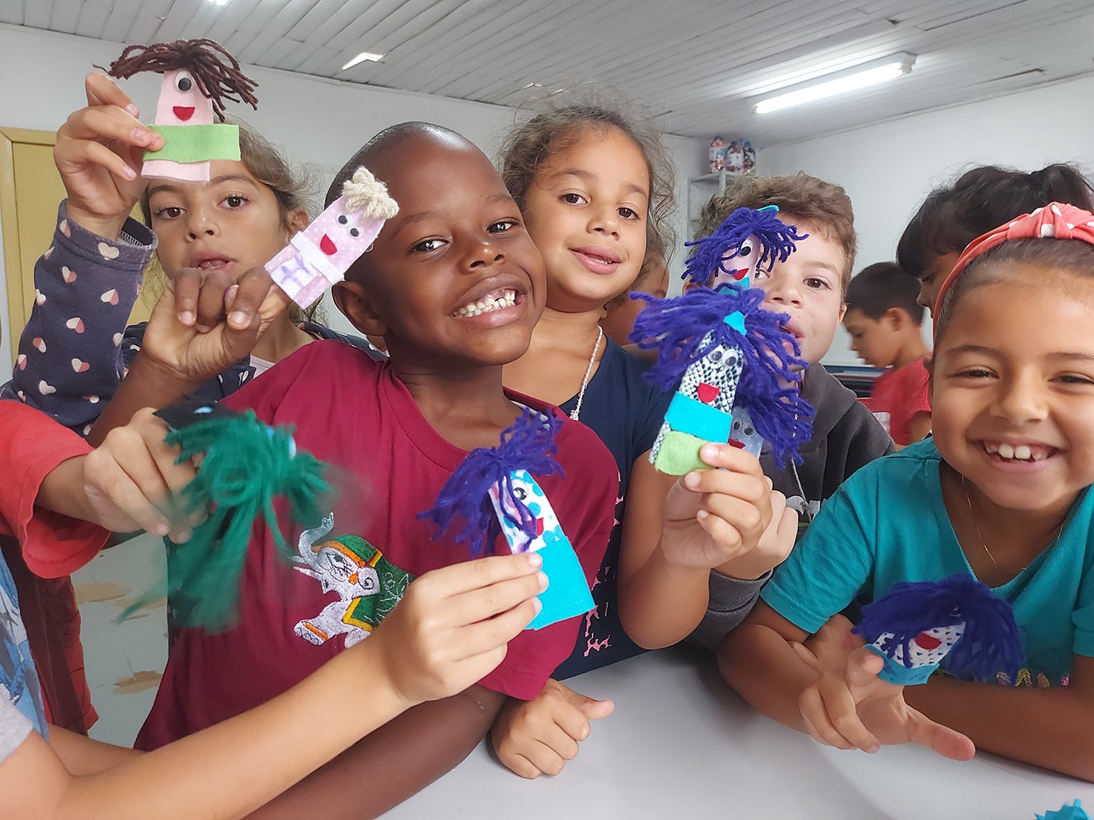 Bonecando nos bairros encantou as crianças alcançadas