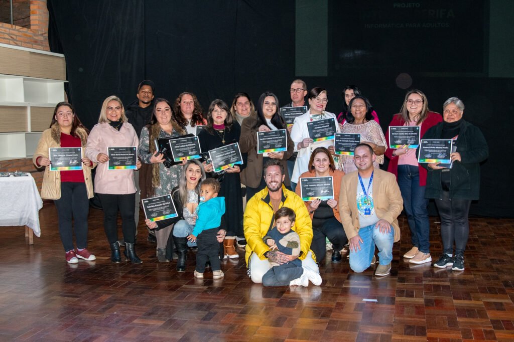 Centro Social Padre Franco e Instituto Cidades Invisíveis entregam certificados do curso Integra Perifa – Curso de Informática para adultos