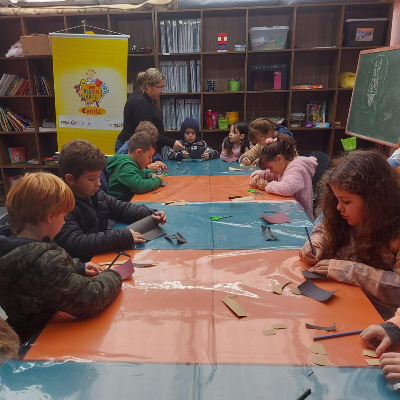 Todo Dia Tem Arte segue levando oficinas e apresentações de teatro de bonecos para a comunidade em Canela