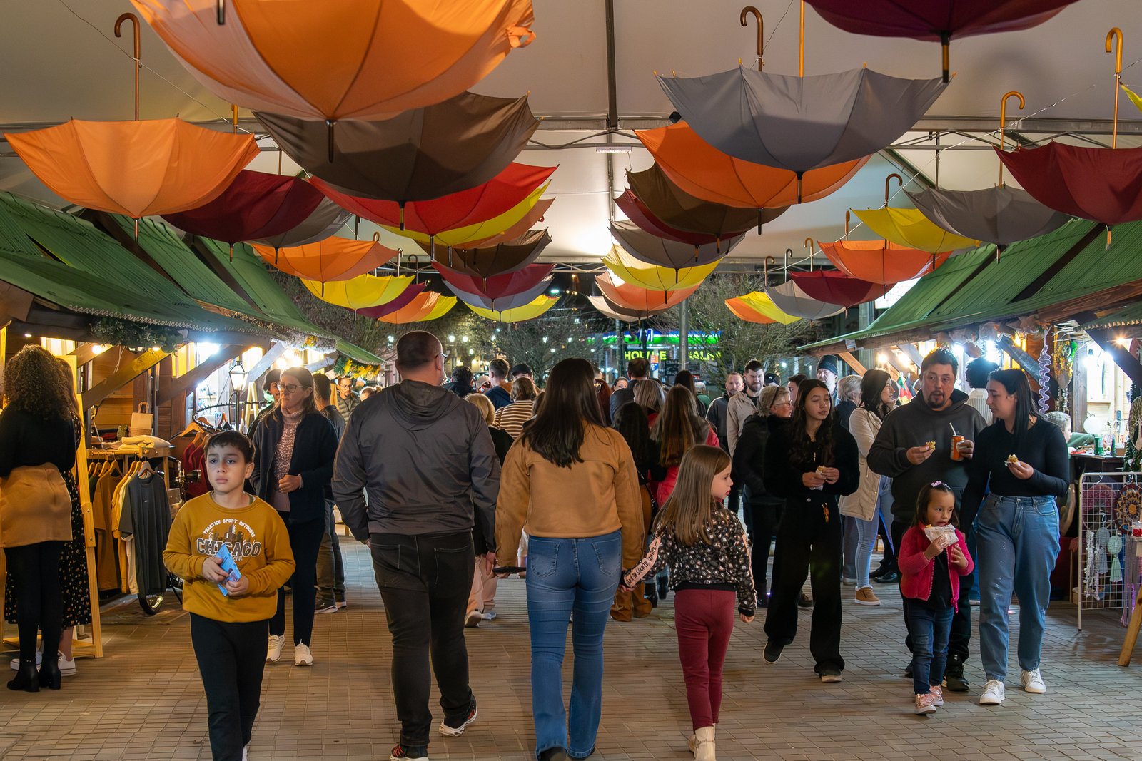 Primeiro fim de semana da Festa Colonial de Canela reúne mais de 20 mil pessoas e encanta com tradição, jogos e gastronomia típica