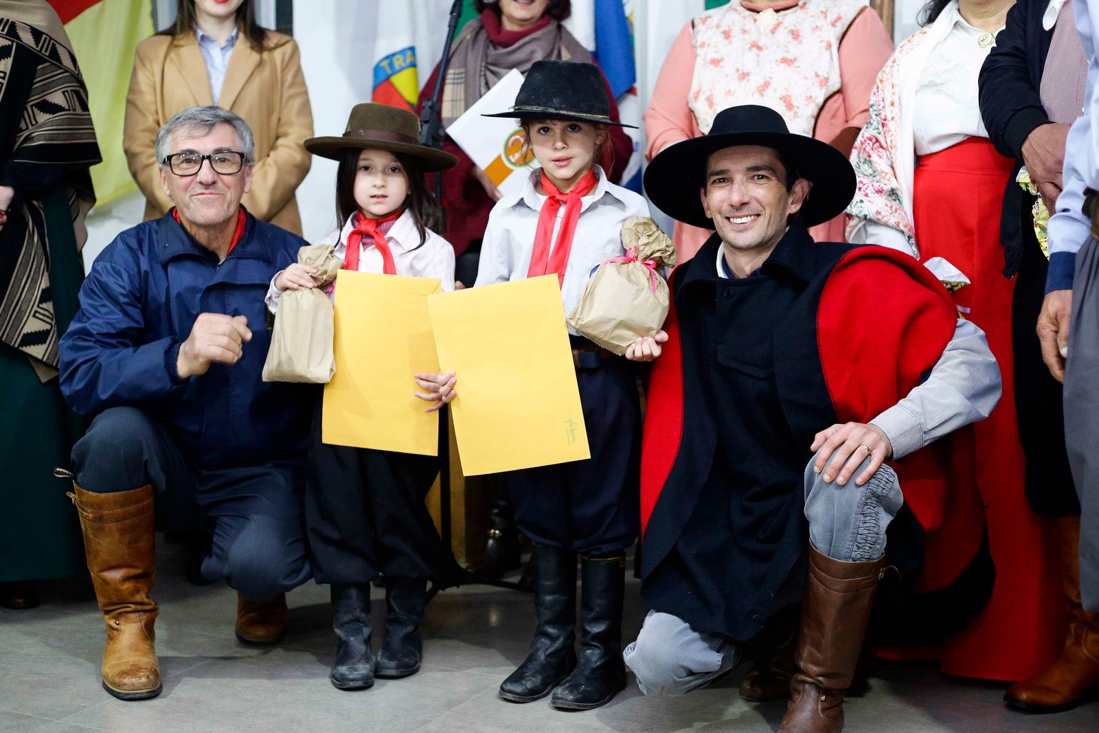 Homenagens e emoção marcam a abertura dos Festejos Farroupilhas em Canela