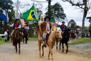 Homenagens e emoção marcam a abertura dos Festejos Farroupilhas em Canela