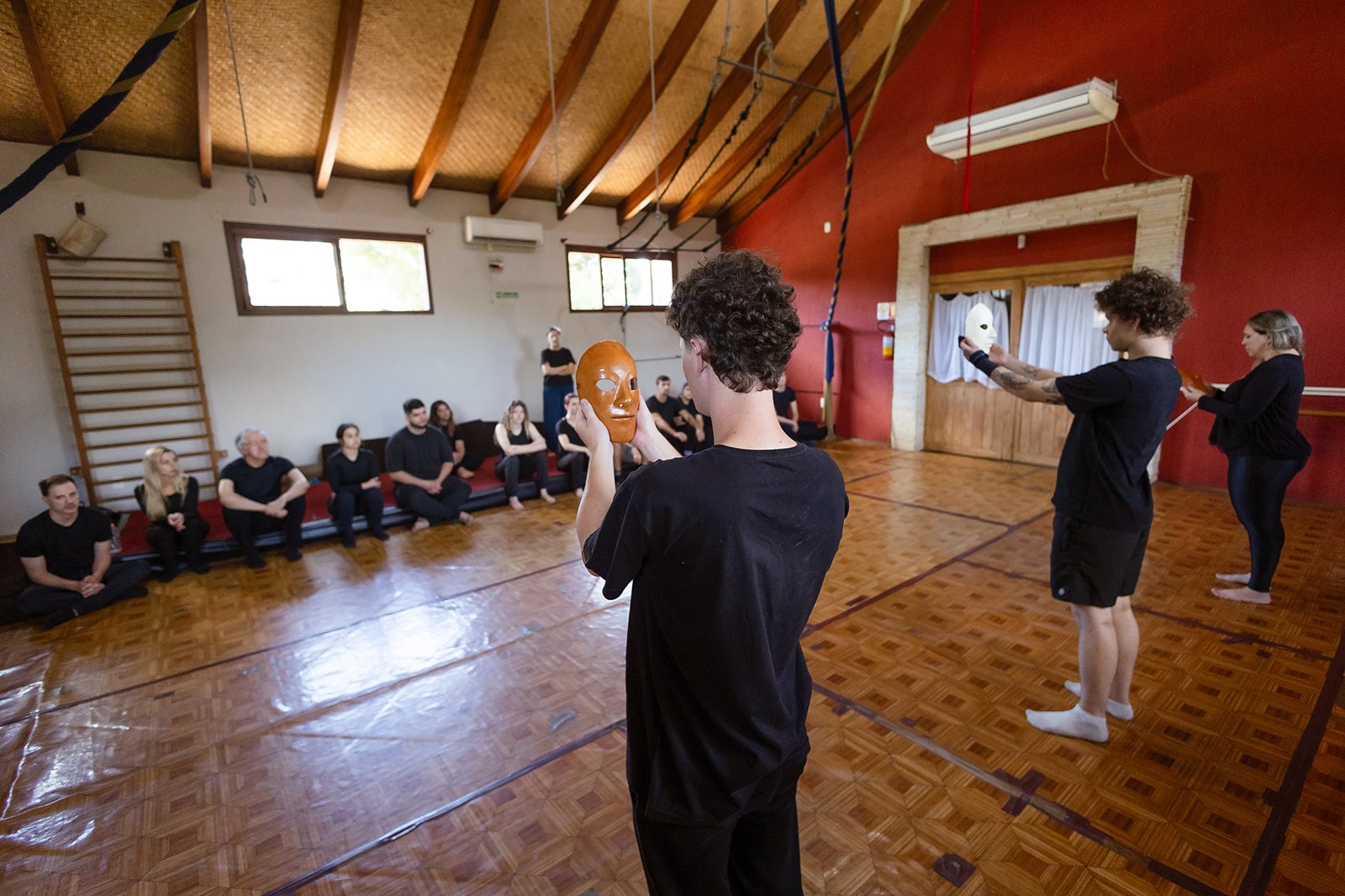 Curso intensivo de máscaras reúne artistas e promove imersão cênica