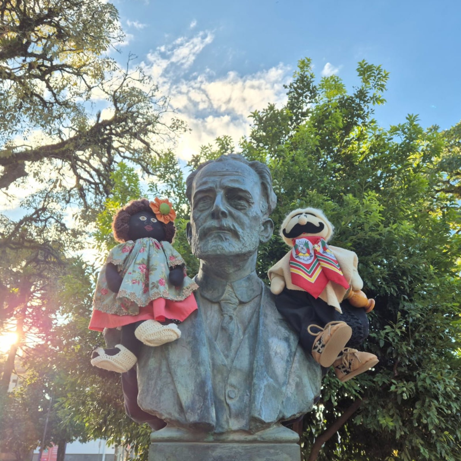 Projeto utiliza teatro de bonecos para levar a história de Canela às escolas municipais