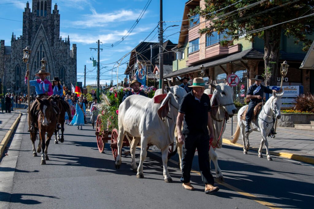 Cavalgada da Fé abre a 66ª Romaria de Caravaggio em Canela