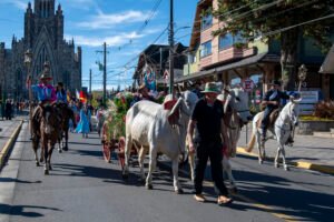 Cavalgada da Fé abre a 66ª Romaria de Caravaggio em Canela