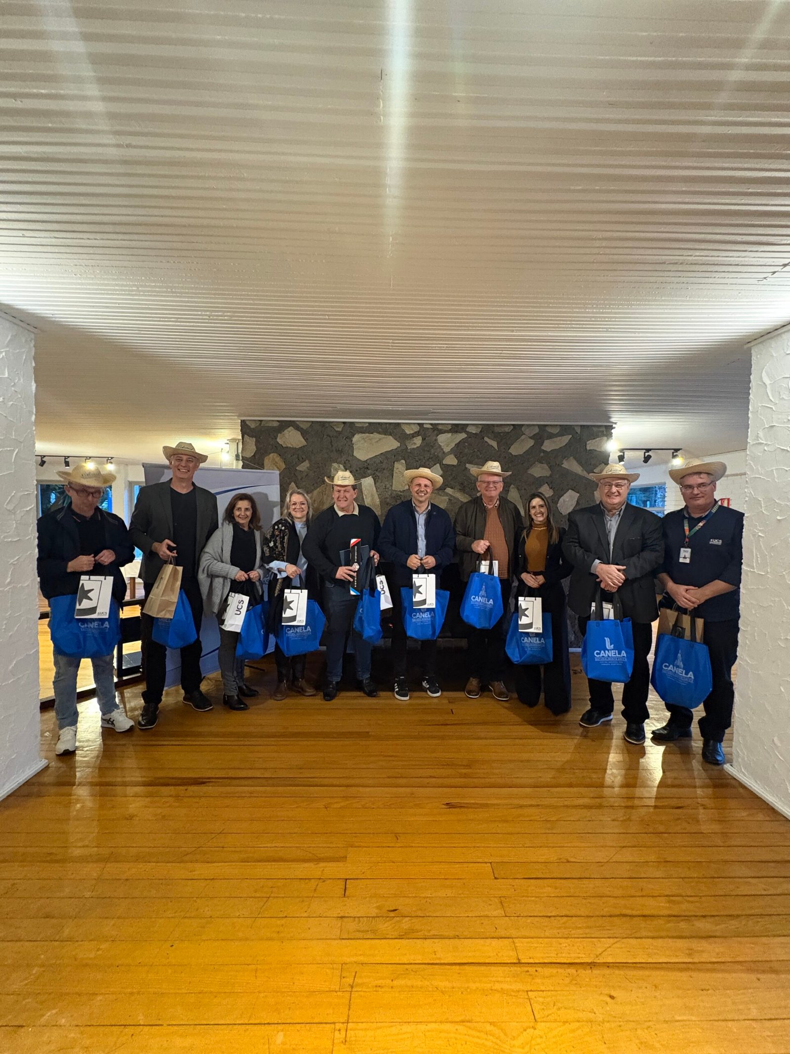 Participantes da reunião da Amserra com lembranças da UCS e da Festa Colonial de Canela.