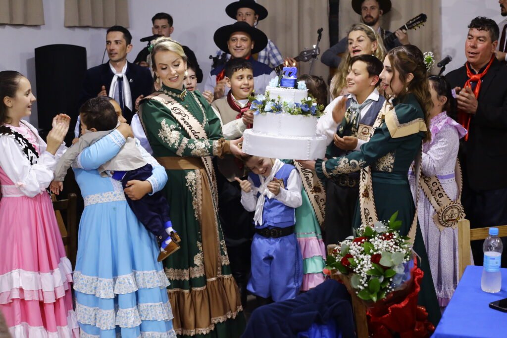 Comemoração dos 72 anos do CTG Querência com bolo de aniversário.