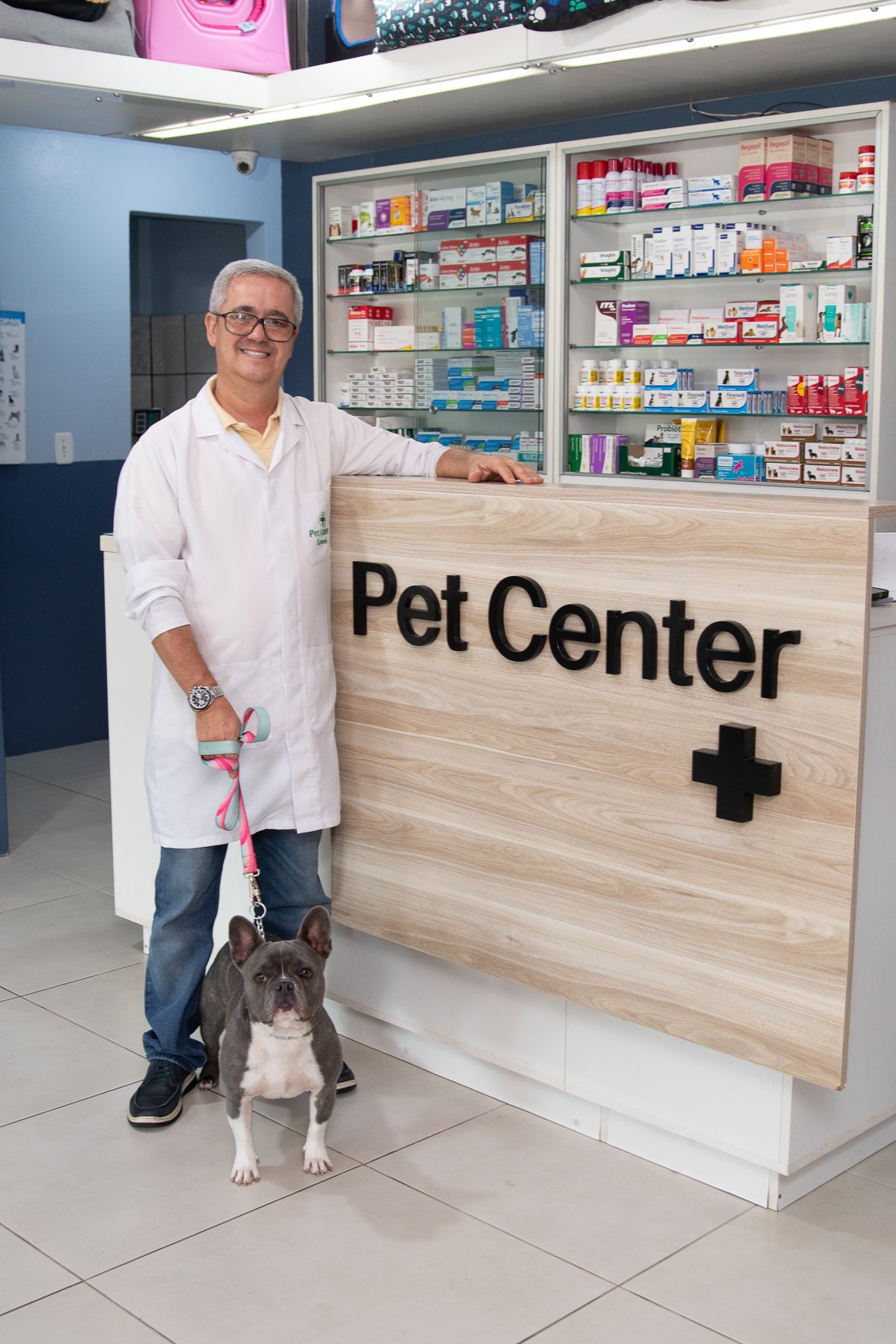 Dr. Leonel Lucena com um cão na Pet Center.