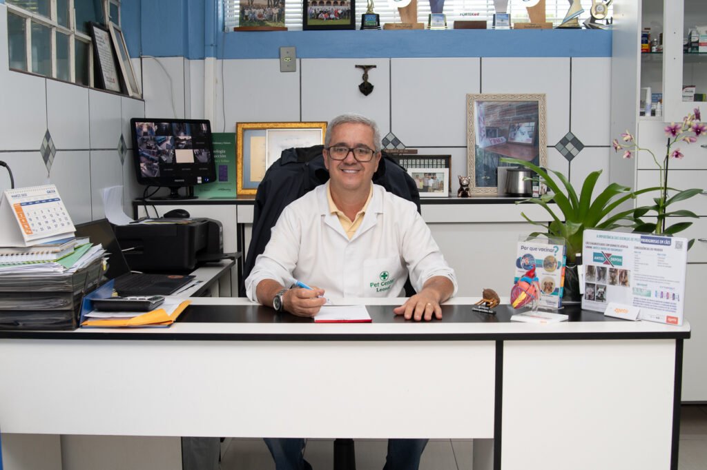 Dr. Leonel Lucena na clínica veterinária Pet Center.