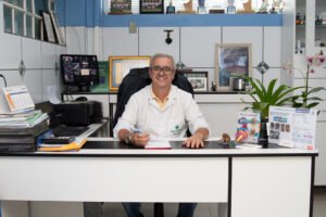 Dr. Leonel Lucena na clínica veterinária Pet Center.