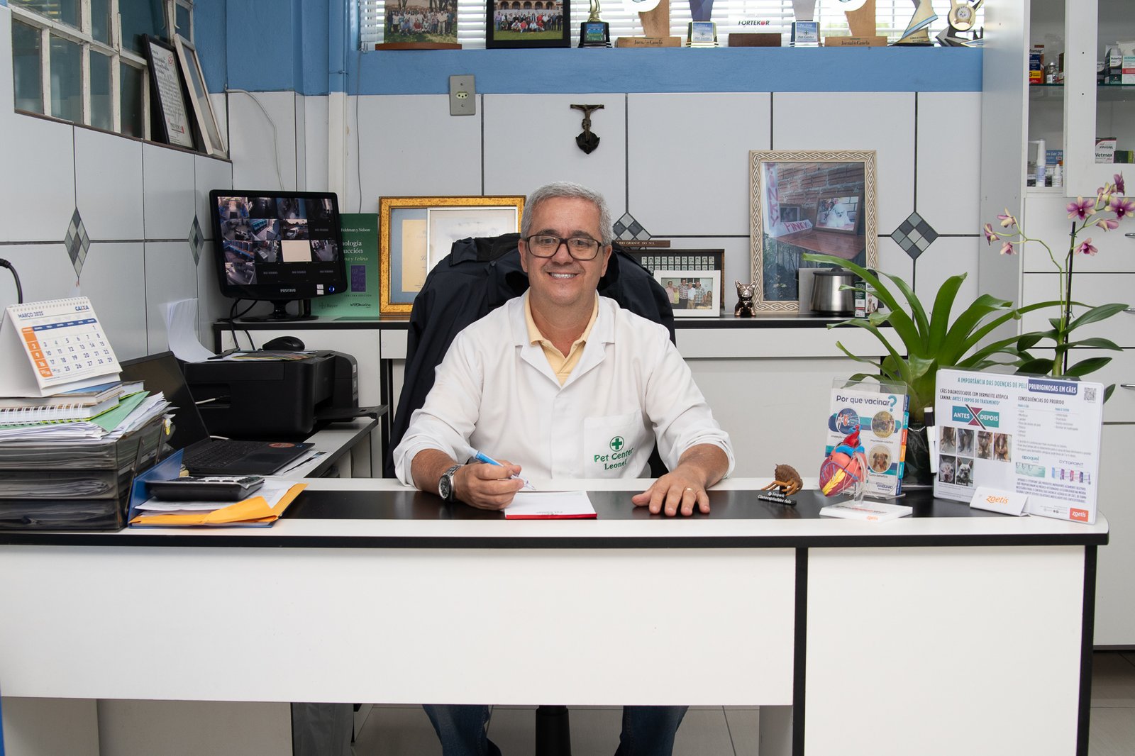 Dr. Leonel Lucena na clínica veterinária Pet Center.