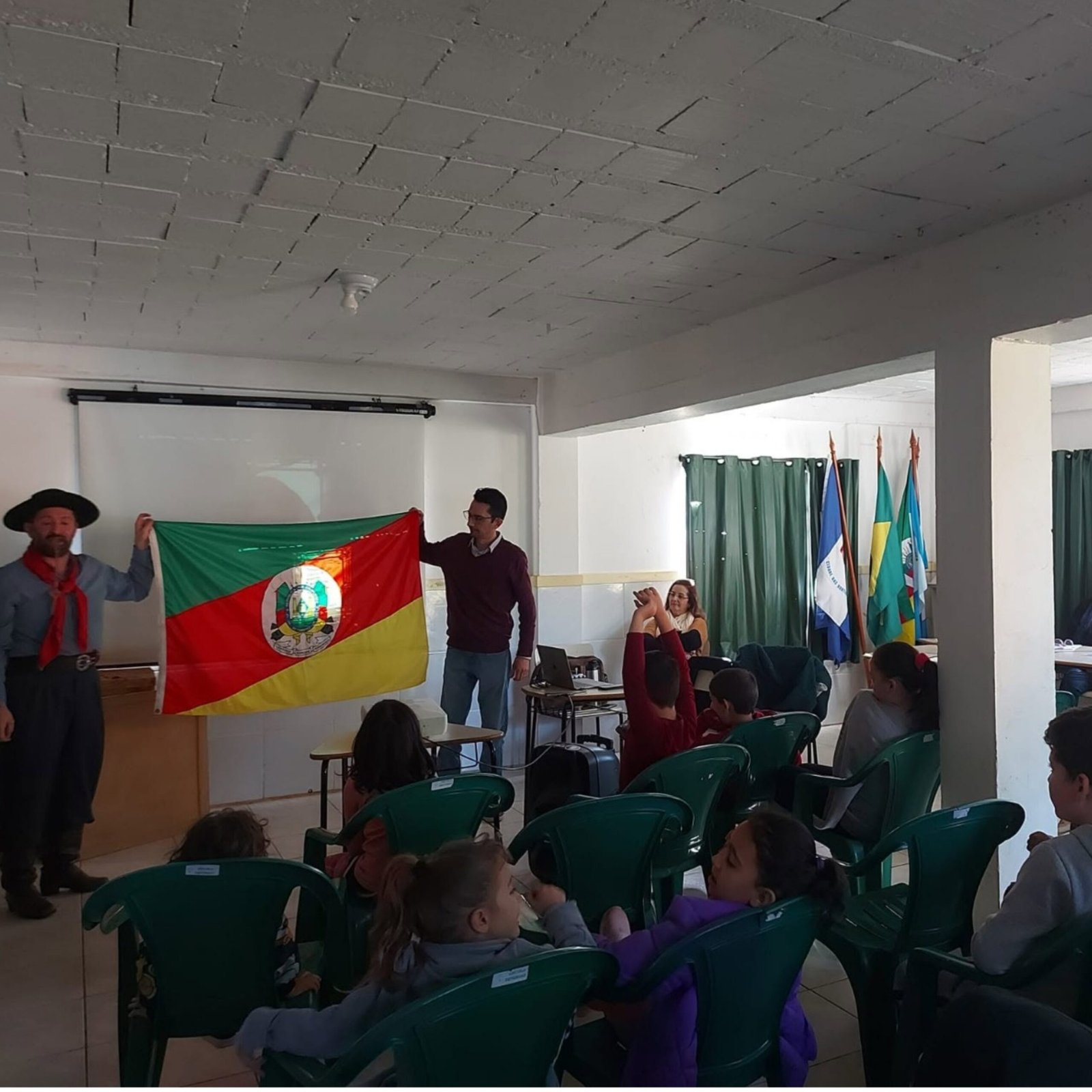 Fabiano Hannel apresenta palestra sobre cultura gaúcha aos alunos.