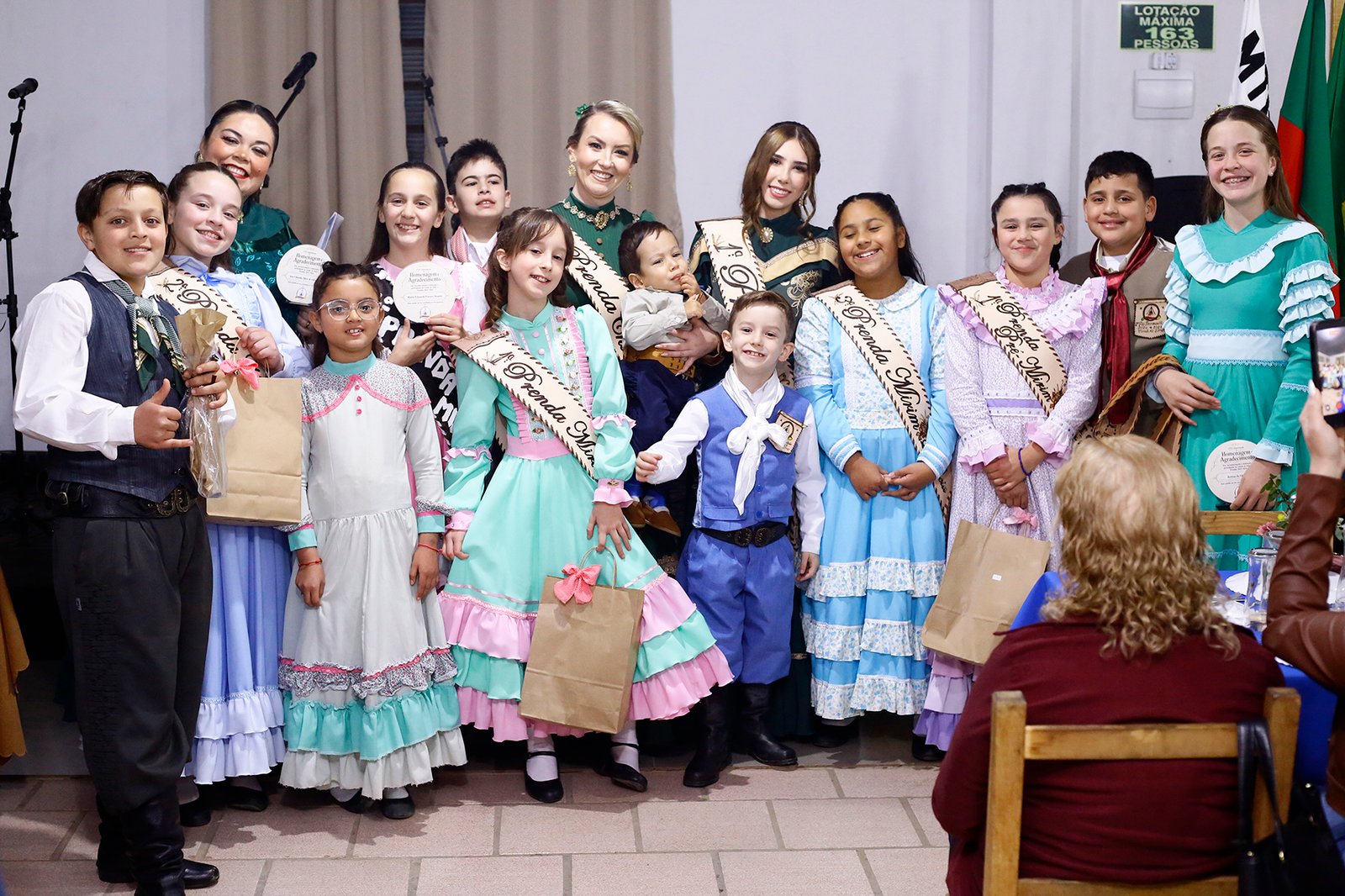 Prendas e peões do CTG Querência durante a celebração dos 72 anos.